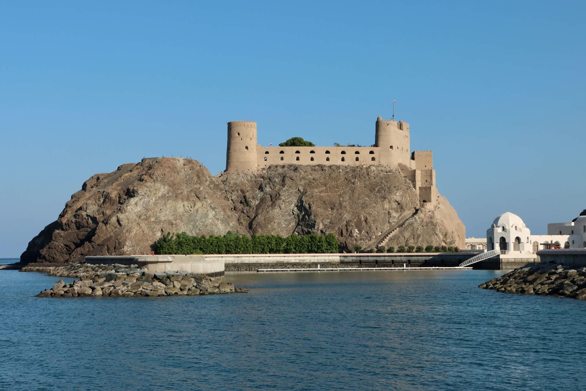 oman_nizwa_fort.jpg